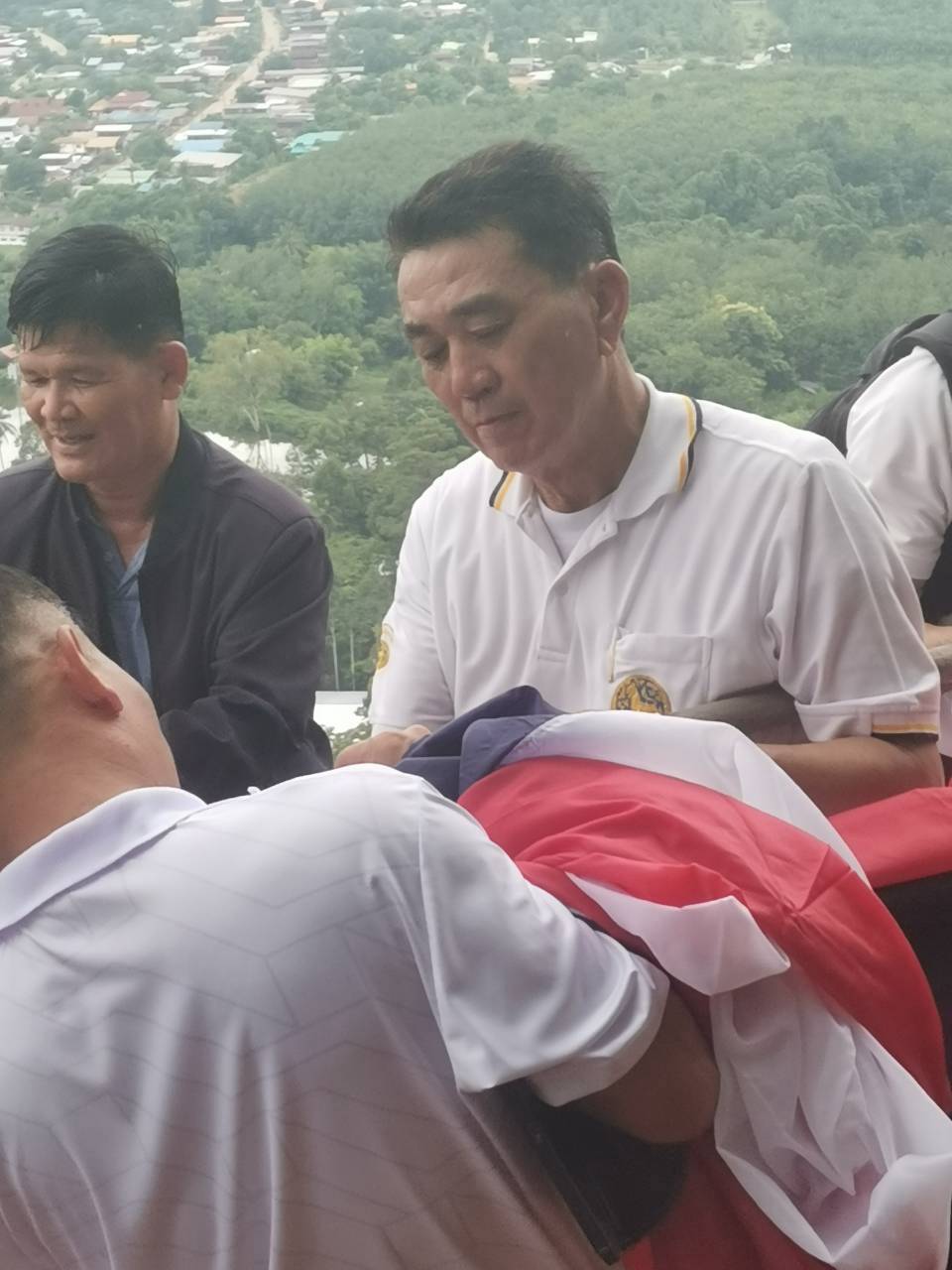 title - ปักธงธรรมจักร และธงชาติไทยภายใต้โครงการปลูกป่าเพื่อเป็นพุทธบูชาในพื้นที่ปฏิรูปที่ดิน (ส.ป.ก.)